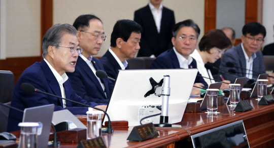 문재인 대통령이 16일 오전 청와대에서 열린 국무회의에서 발언하고 있다. 왼쪽부터 문 대통령, 홍남기 경제부총리 겸 기획재정부 장관, 진영 행정안전부 장관, 성윤모 산업통상자원부 장관, 진선미 여성가족부 장관, 김상조 정책실장.    연합뉴스
